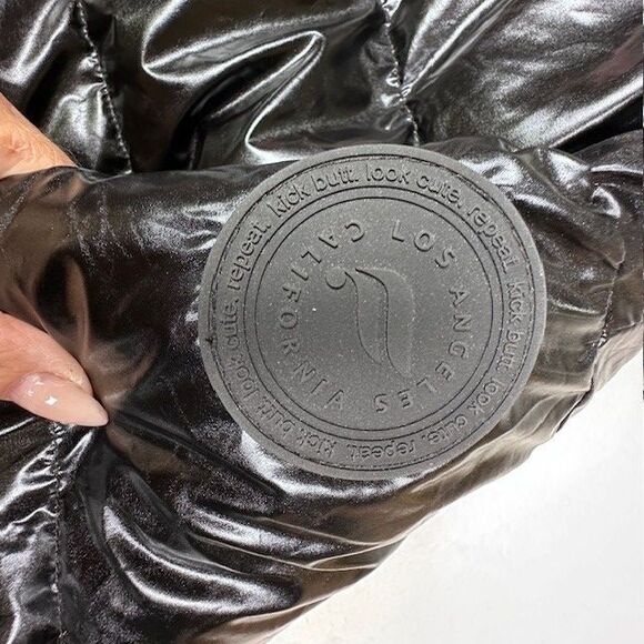 Fabletics Puffer Jacket Women's Size Medium Black Arden Zip Coat NWT - Picture 8 of 8